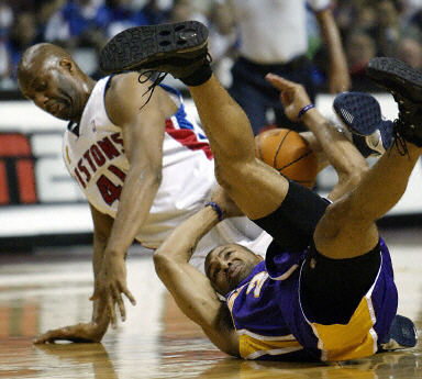 足球西甲豪门迎来连胜，状态回暖（西甲豪门重返胜轨，状态复苏）