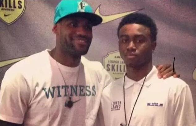 詹皇首秀：姆博莫曼联生涯首场比赛表现总结（姆博莫曼联首秀：首场比赛表现盘点）