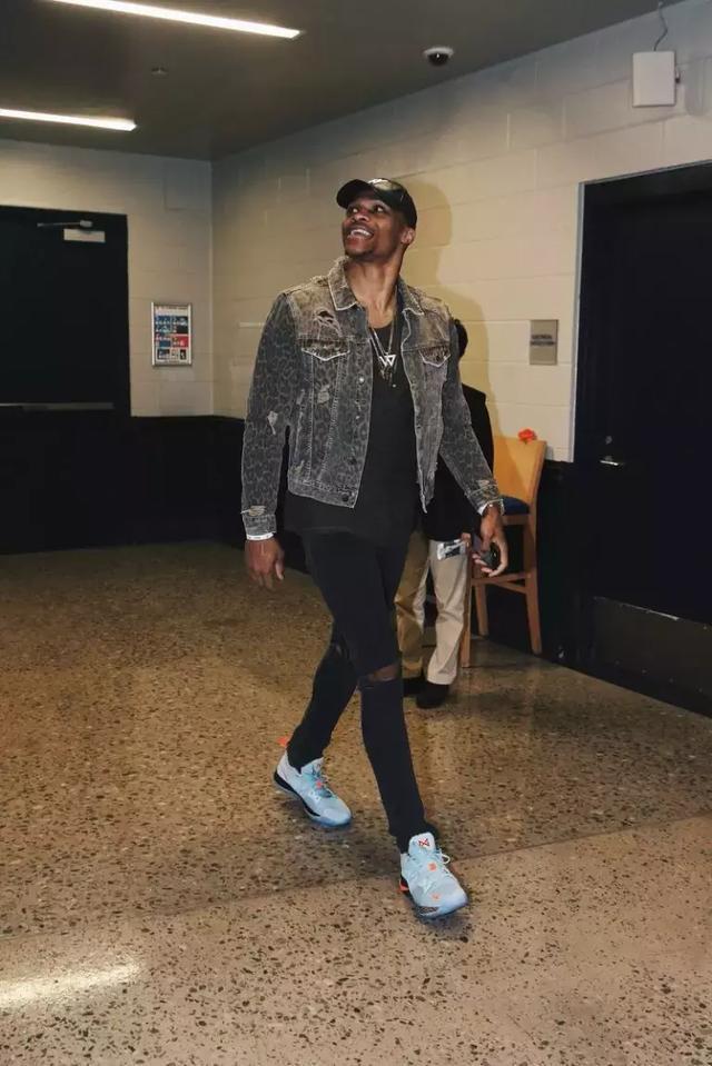 雅虎：有消息称一家中国俱乐部向拉斐尔开出很丰厚的合同报价（雅虎称一支中国俱乐部向拉斐尔提供高薪合约）